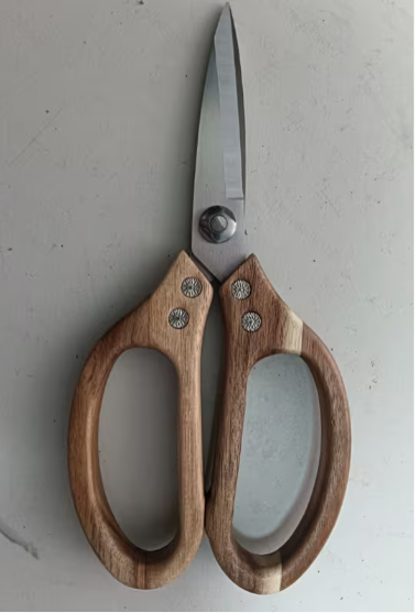 Tijera mango de madera